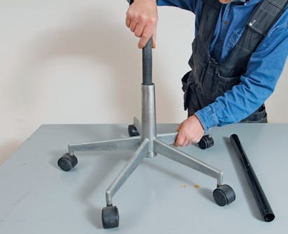 Skivlyft Gipslyft: Hålet i underredet är lite för smalt för dammsugarröret så det måste filas upp en aning. Skivlyft Gipslyft: Hålet i underredet är lite för smalt för dammsugarröret så det måste filas upp en aning.